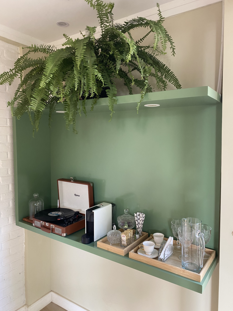 Detalhe decorativo do espaço presencial do In Lumina, com plantas, madeira e elementos que reforçam o ambiente acolhedor
