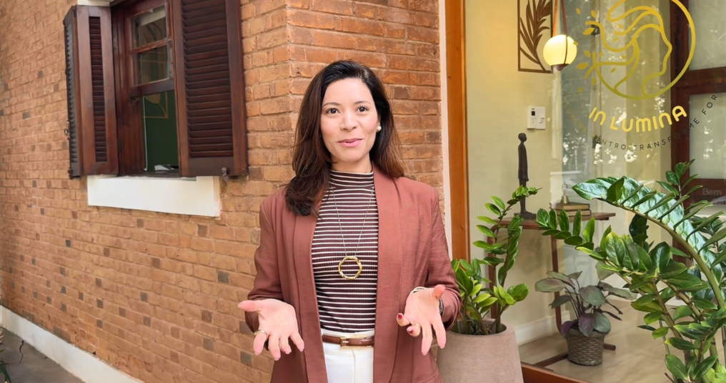 Júlia Godoi apresentando o In Lumina em vídeo, explicando como funciona o acompanhamento psicológico